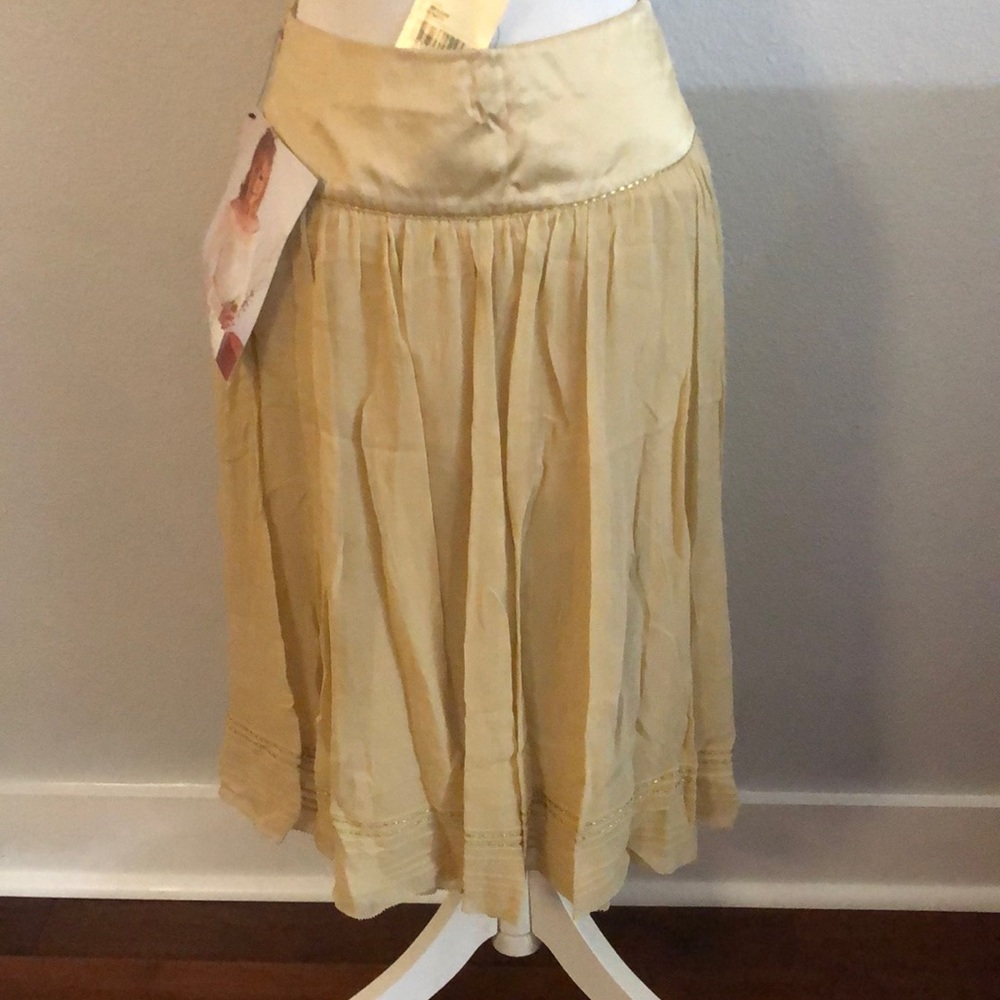 Reba tan/gold skirt. Size 6. 100% silk with liner that 100% polyester.